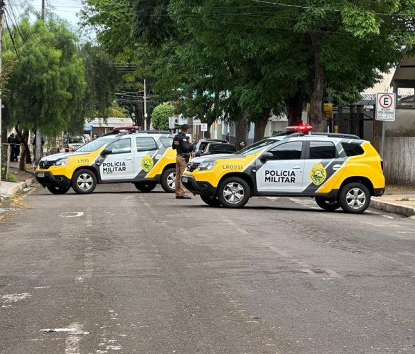 viaturas da polícia militar na rua