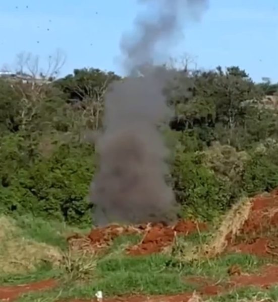 fumaça em terreno vazio