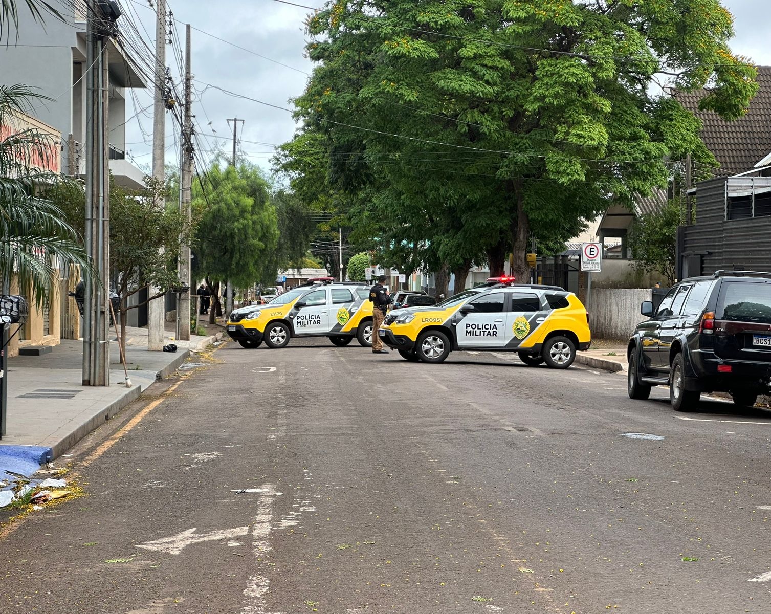  viaturas da polícia militar na rua 