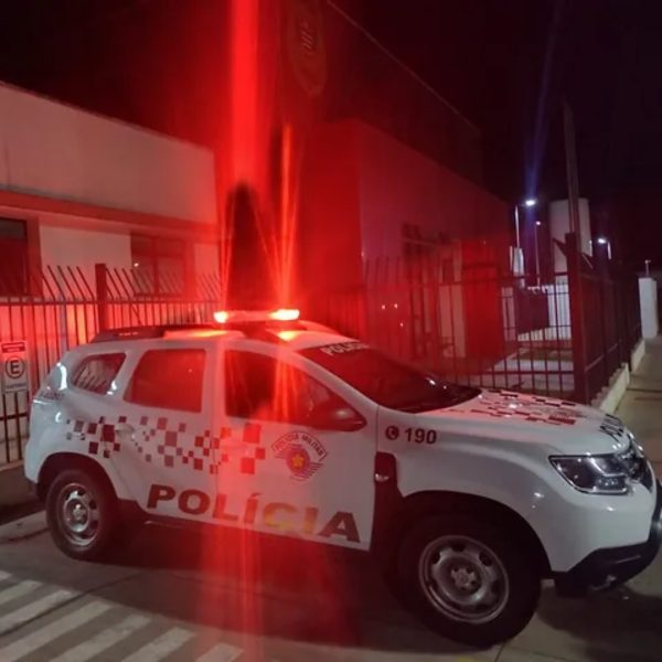  Um homem foi preso em flagrante suspeito de agredir e estuprar a própria mãe de 75 anos, no último domingo (4), em Ribeirão Preto, São Paulo. 