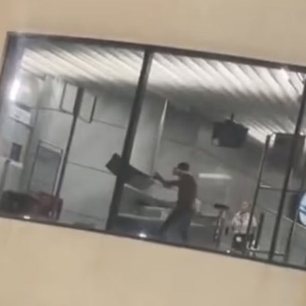 homem destrói aeroporto