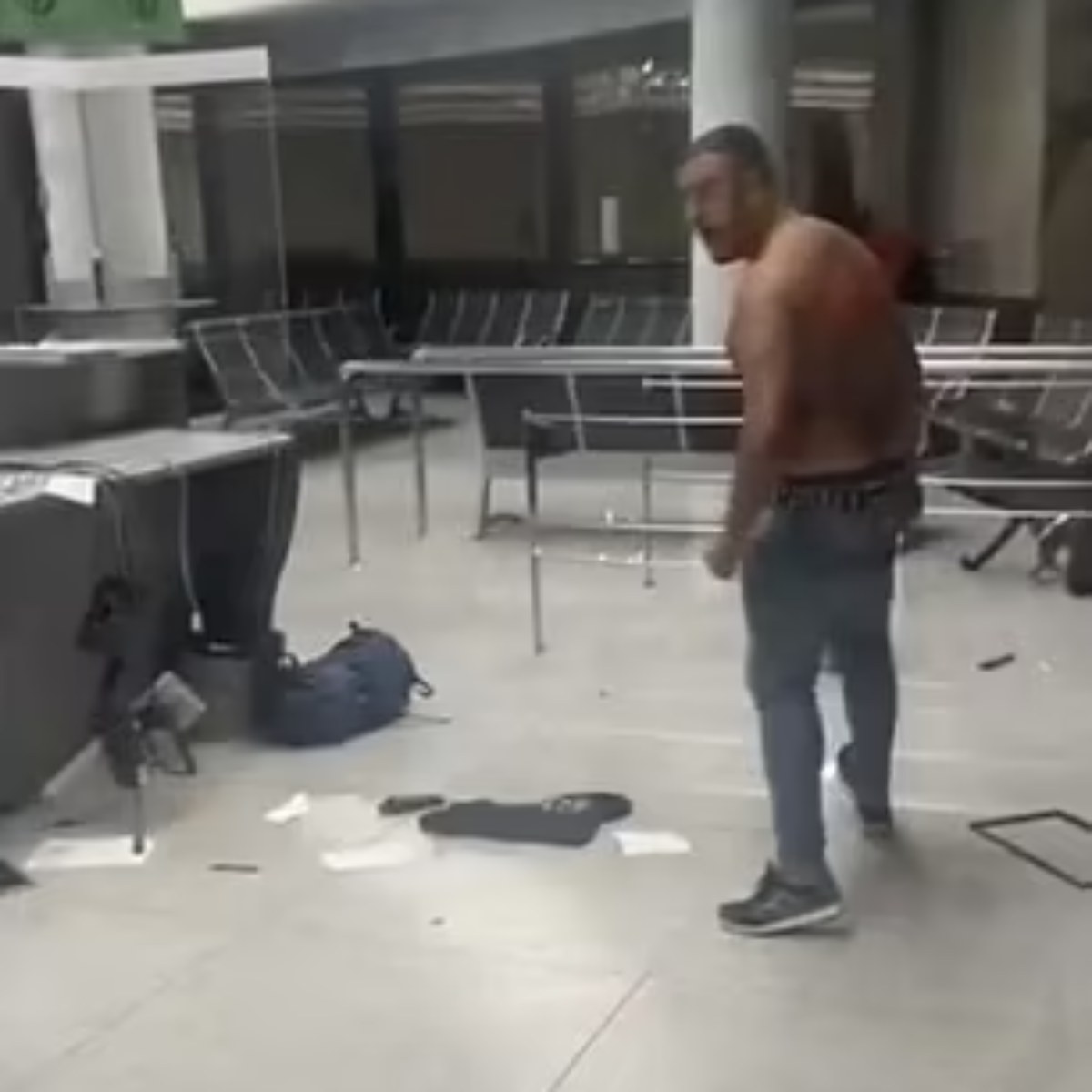  homem destrói aeroporto 