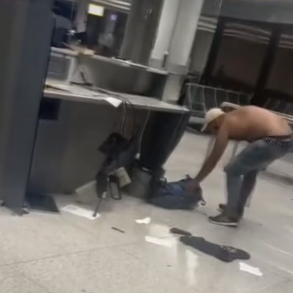 homem destrói aeroporto