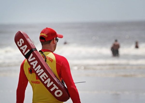 Jovem de 18 anos desaparece após se afogar em Matinhos; bombeiros fazem  buscas, Paraná