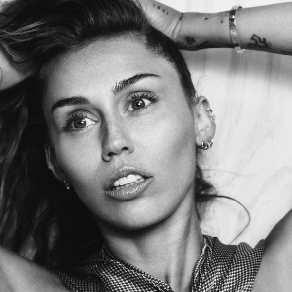 Miley Cyrus é criticadas após novas fotos