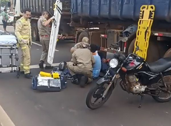 motociclista para embaixo roda caminhão 2