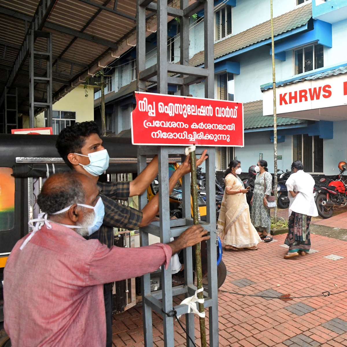  O surto do vírus mortal Nipah causou o fechamento de algumas escolas, escritórios e transportes públicos ao longo desta semana no estado de Kerala, no sul da Índia. 