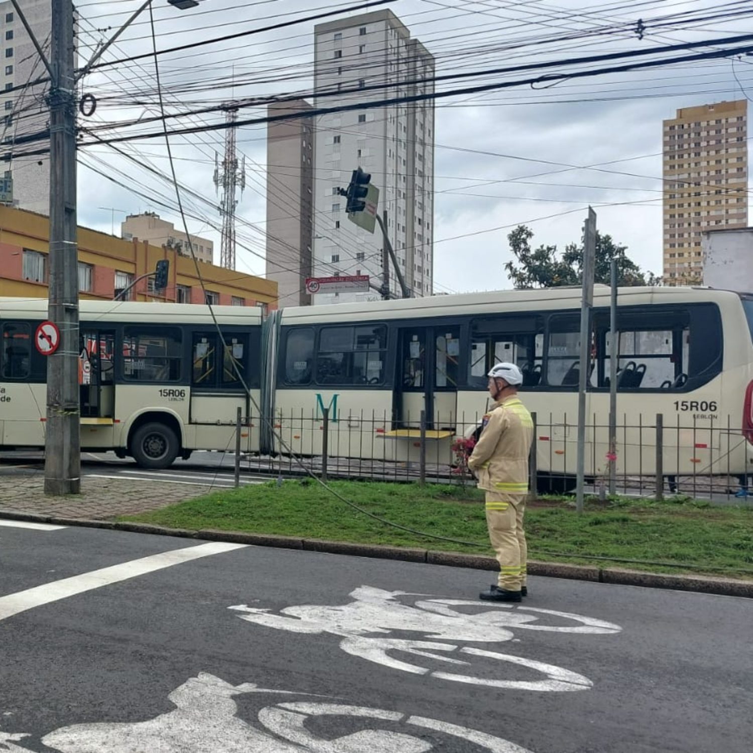  acidente entre dois ônibus biarticulados em curitiba 