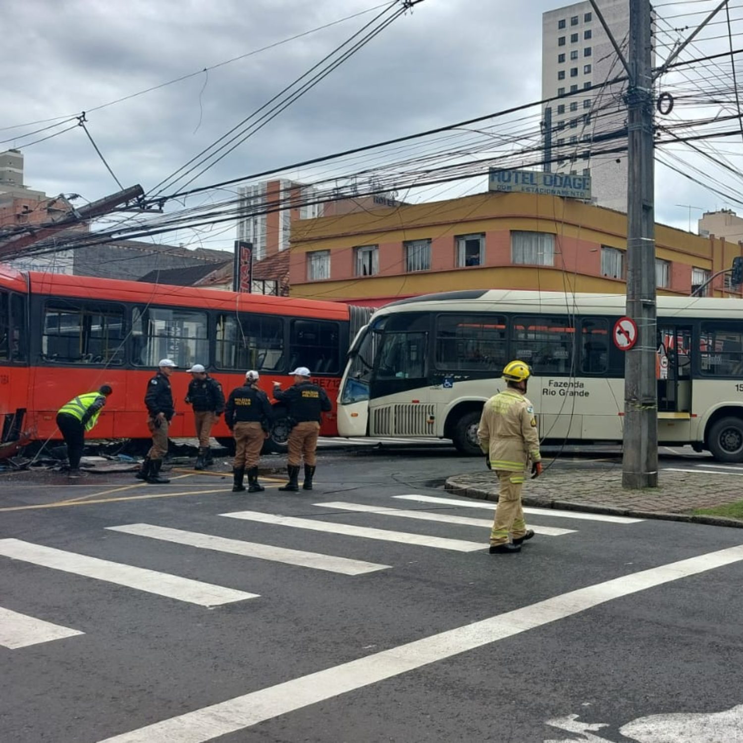  acidente entre dois ônibus biarticulados em curitiba 