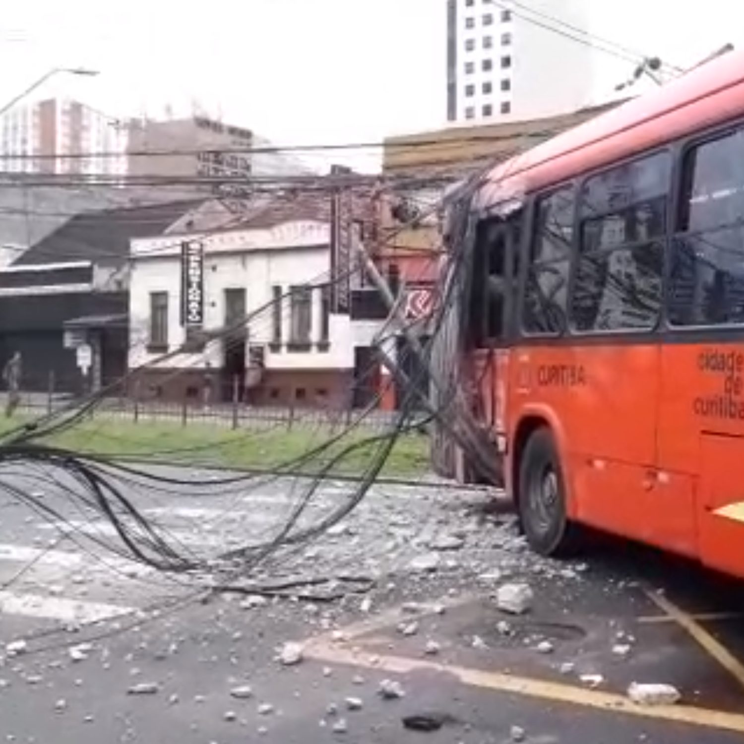  acidente ônibus biarticulados centro curitiba 