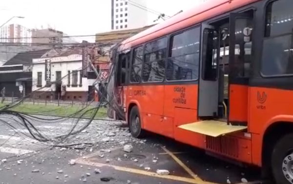 acidente ônibus biarticulados centro curitiba