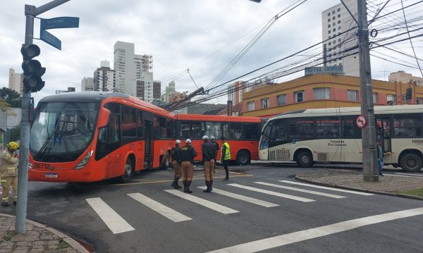 acidente entre dois ônibus biarticulados curitiba