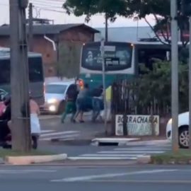 ônibus sendo empurrado por pessoas