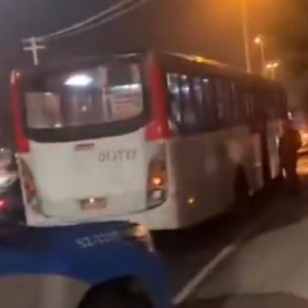 Ônibus é atingido por granada e 4 passageiros ficam feridas