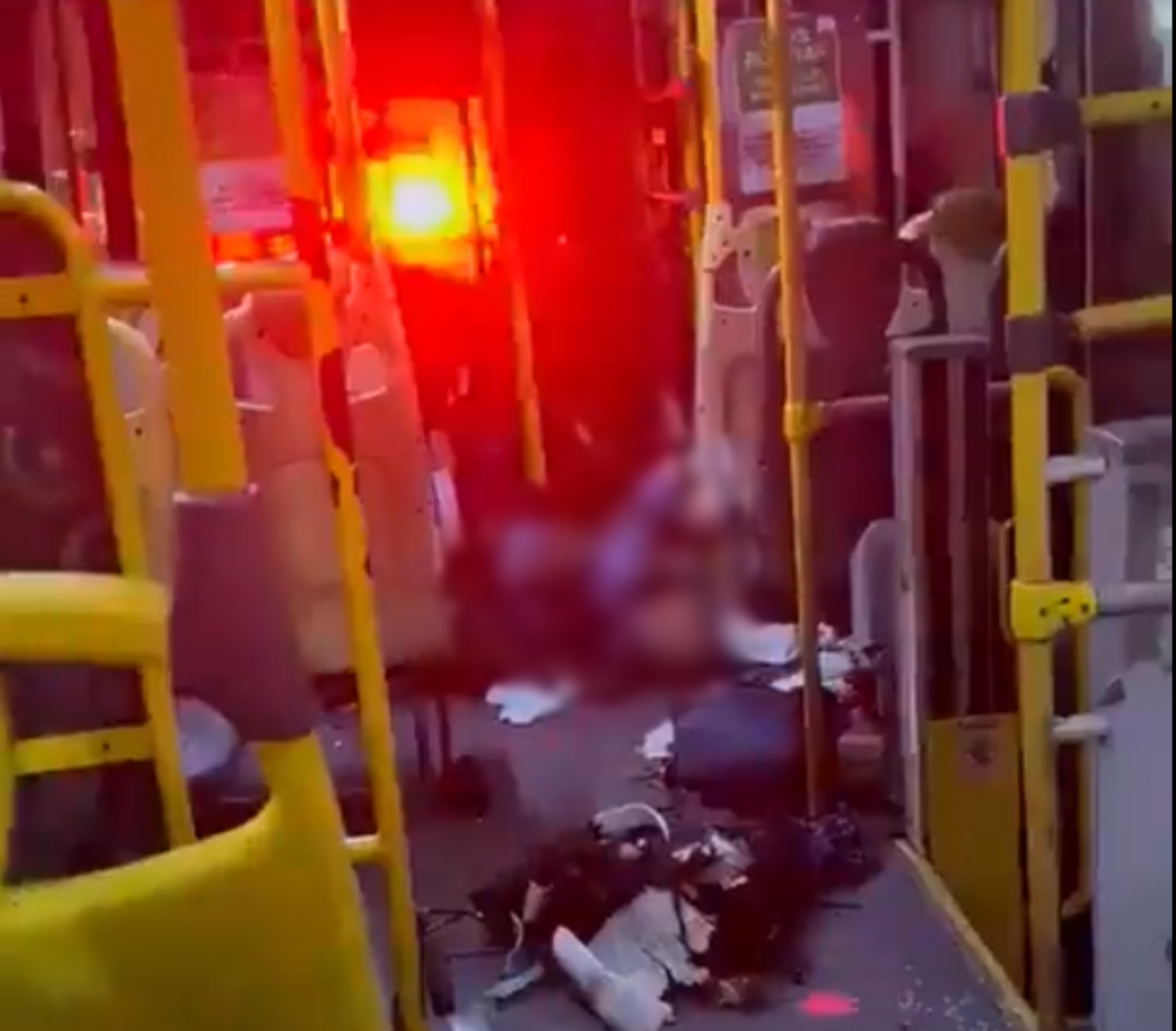  Quatro pessoas ficaram feridas, entre elas uma em estado grave, após ataque a um ônibus com uma granada, na Avenida Brasil, no Rio de Janeiro, nesta quarta-feira (27). 