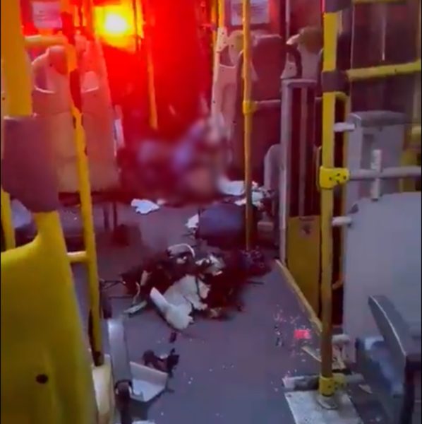 Ônibus é atingido por granada e 4 passageiros ficam feridas