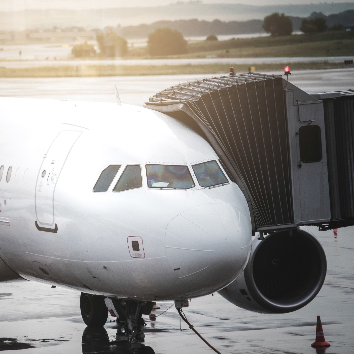  Um avião da Delta Air Lines com destino a Barcelona precisou fazer um pouso de emergência após um passageiro ter uma crise de diarreia grave 