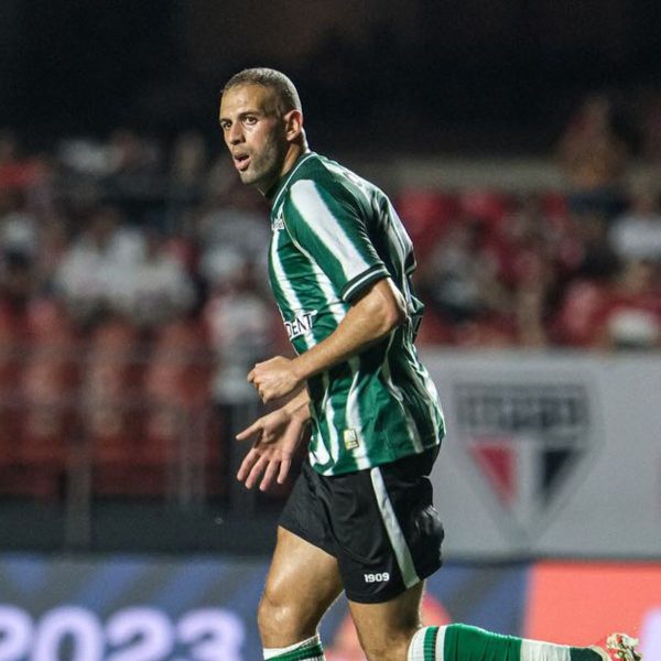 Slimani comemora primeiro gol pelo Coritiba