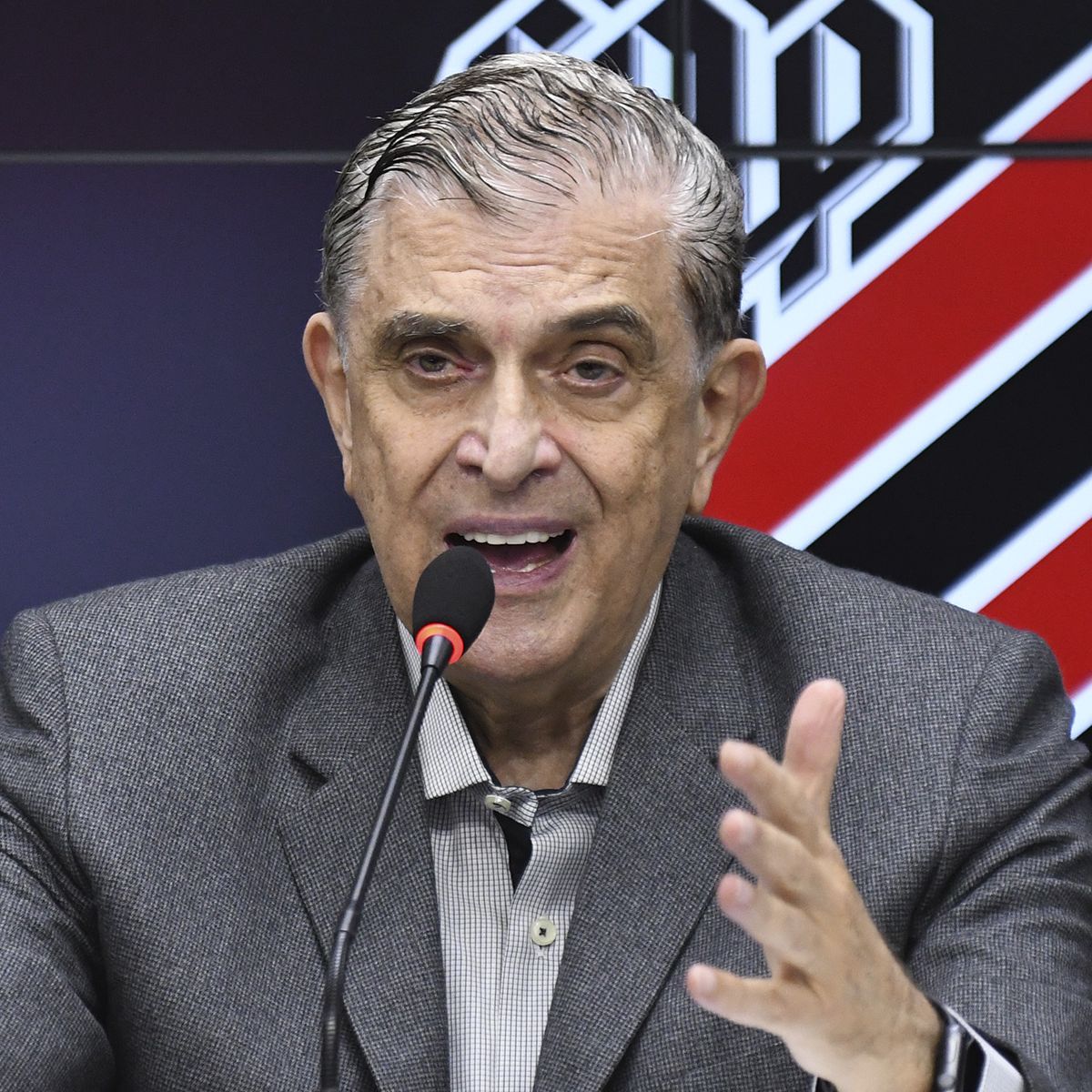  Petraglia, presidente do Athletico, lembra que futebol não é para pobre 