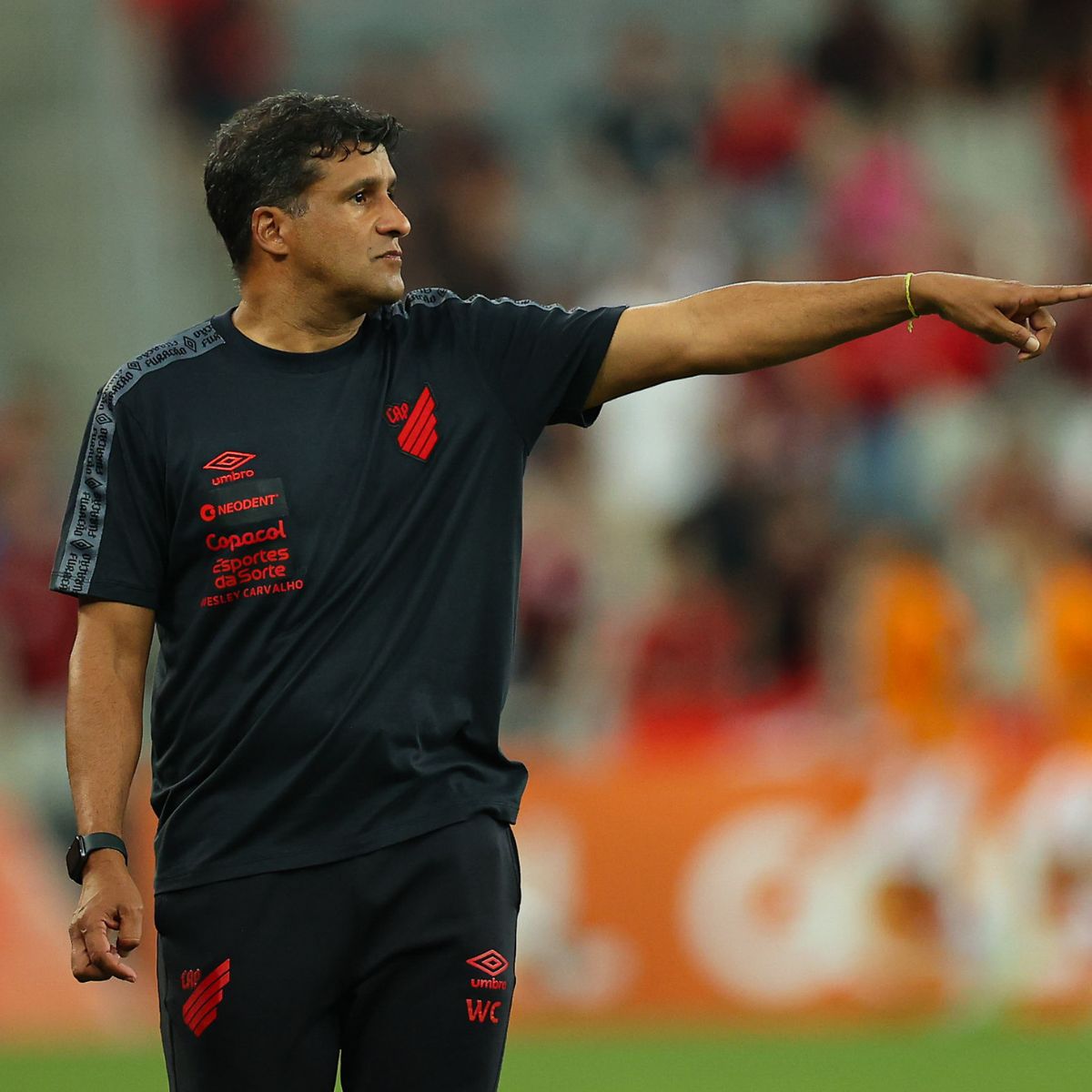  Técnico Wesley Carvalho orienta o Athletico 