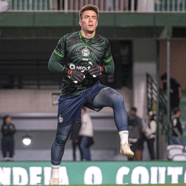 Luan Polli, goleiro do Coritiba, aquece