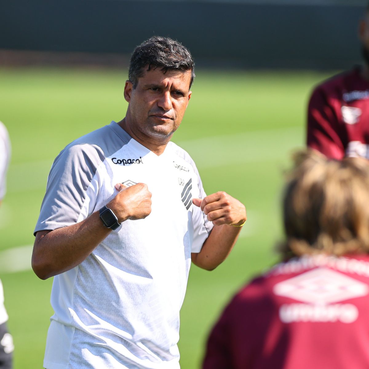  Técnico Wesley Carvalho orienta Athletico em treino 