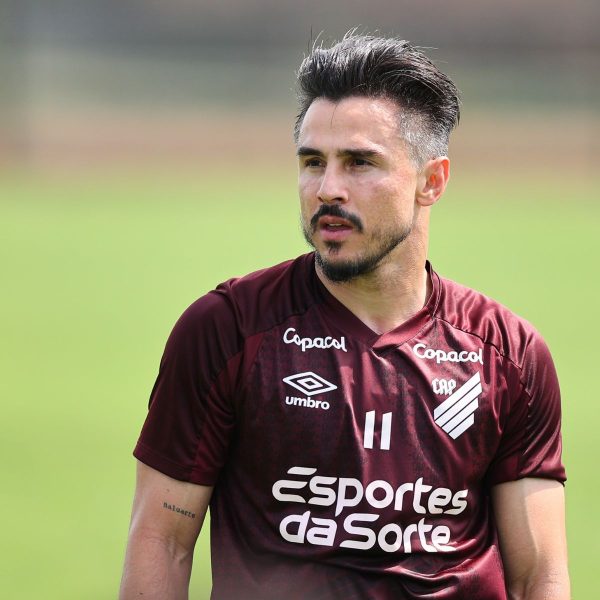 Willian Bigode, atacante do Athletico, em treino no CT do Caju