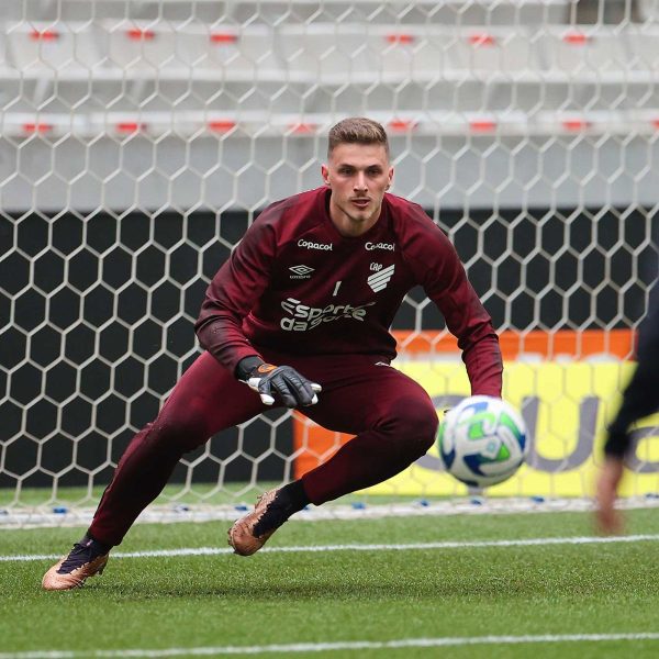 Bento, goleiro do Athletico, em treino na Baixada