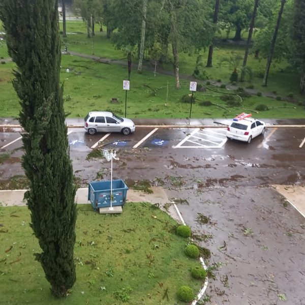 O temporal que atingiu o Paraná deixou estragos em parte de Guarapuava e Região deixou estragos nesta quarta-feira (27).