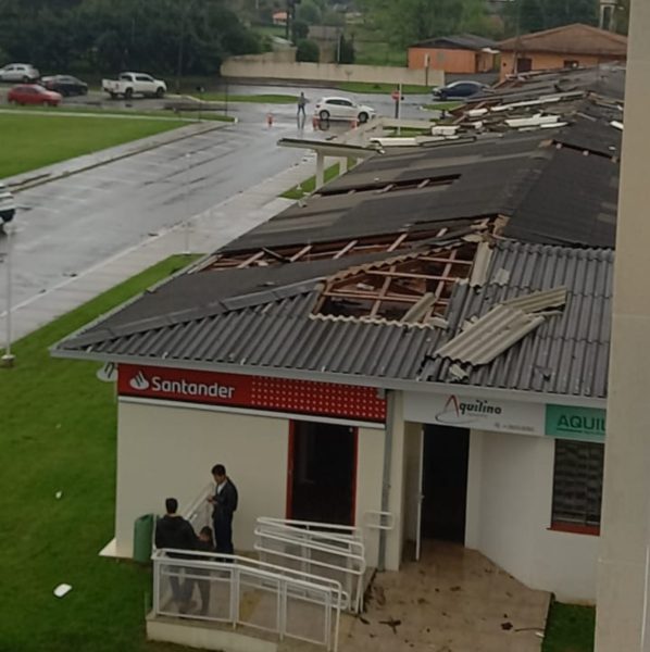 O temporal que atingiu o Paraná deixou estragos em parte de Guarapuava e Região deixou estragos nesta quarta-feira (27).