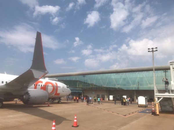 Aeronave 'Bandeira Azul' pousa no Aeroporto de Maringá e repercute: 'Lindo'  - RIC Mais