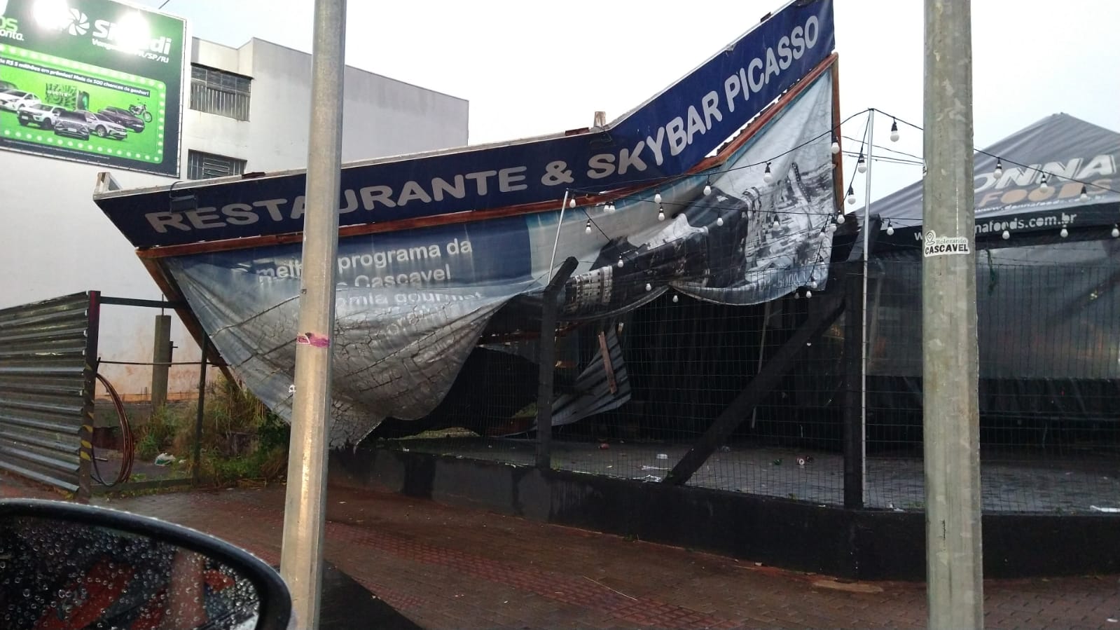 Imagens mostram danos causados por temporal em Cascavel