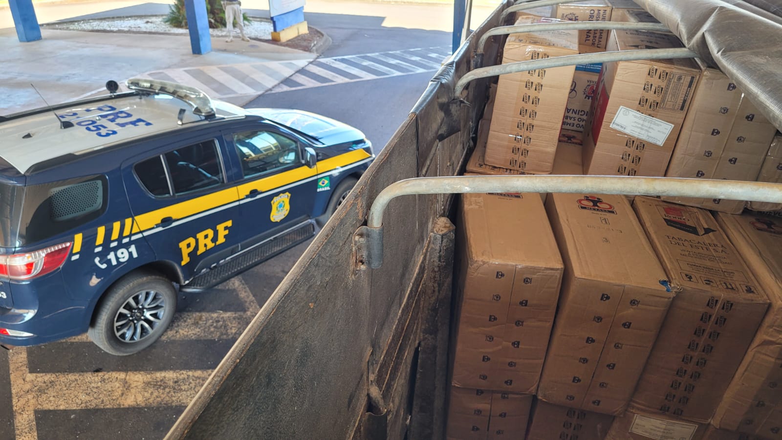  Polícia apreende carga milionária de cigarros na BR-272, Noroeste do Paraná 