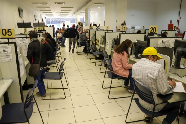 Agências do trabalhador do Paraná oferecem mais de 14 mil vagas de emprego