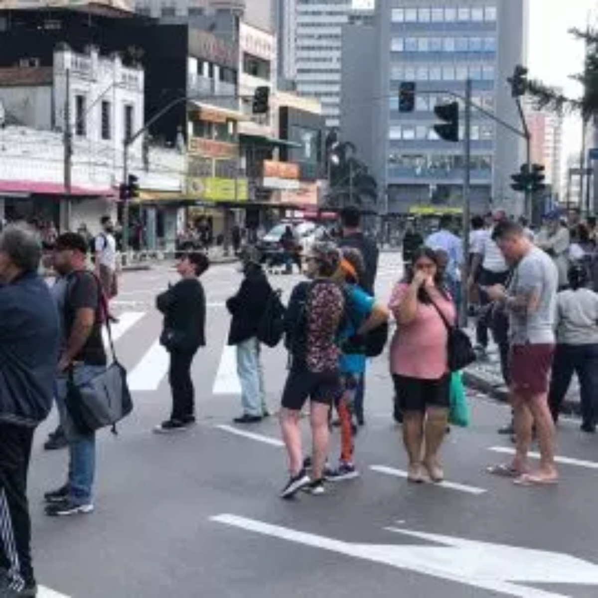  carro invade praça tiradentes 