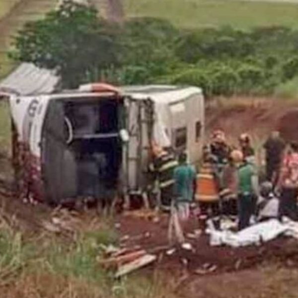 Número de mortes em acidente de ônibus com fiéis sobe para 12