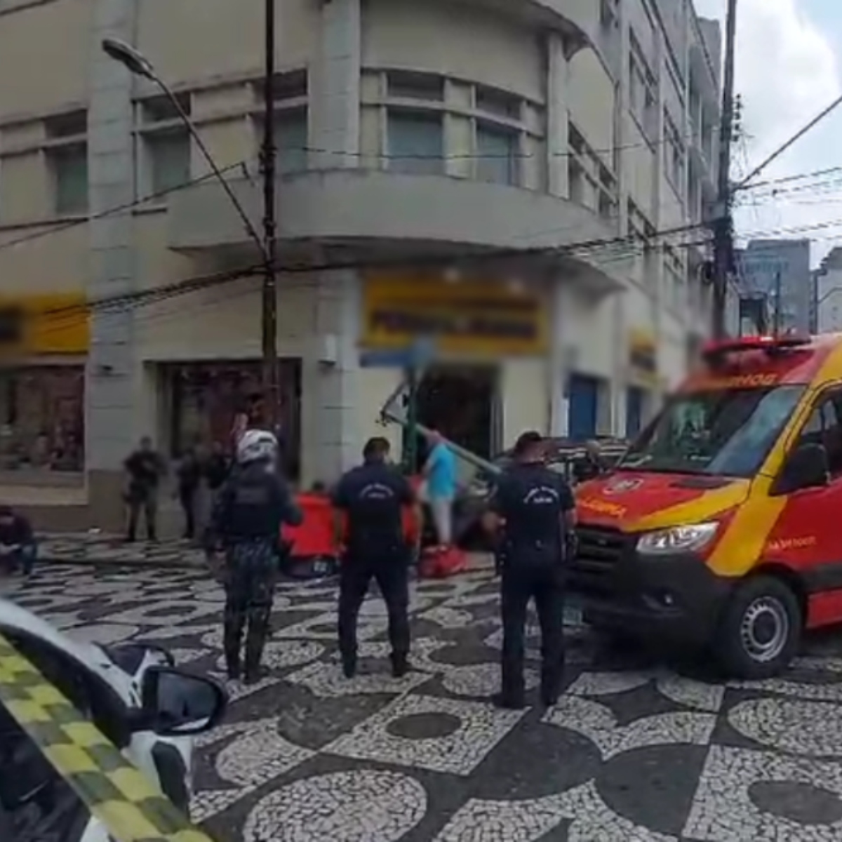  acidente carro invade calçadão tiradentes 