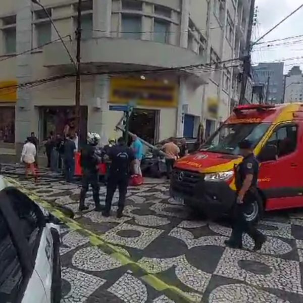 acidente carro invade calçadão tiradentes