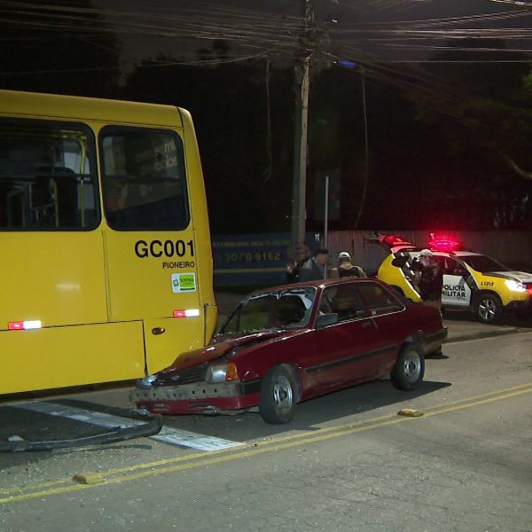 Carro batido em ônibus