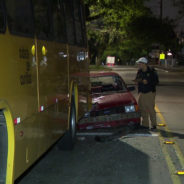 Carro batido em ônibus