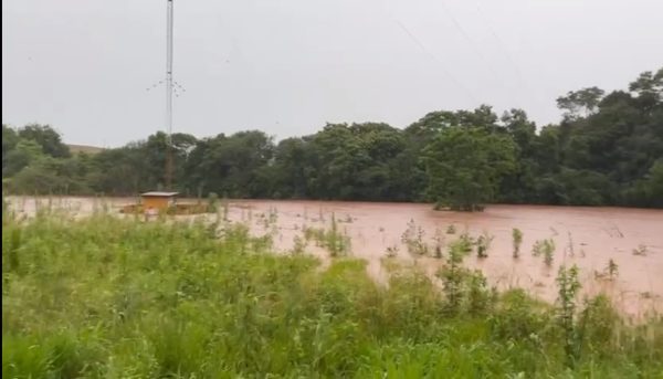  Chuvas deixam municípios do Paraná ‘embaixo d’água’; veja vídeos 