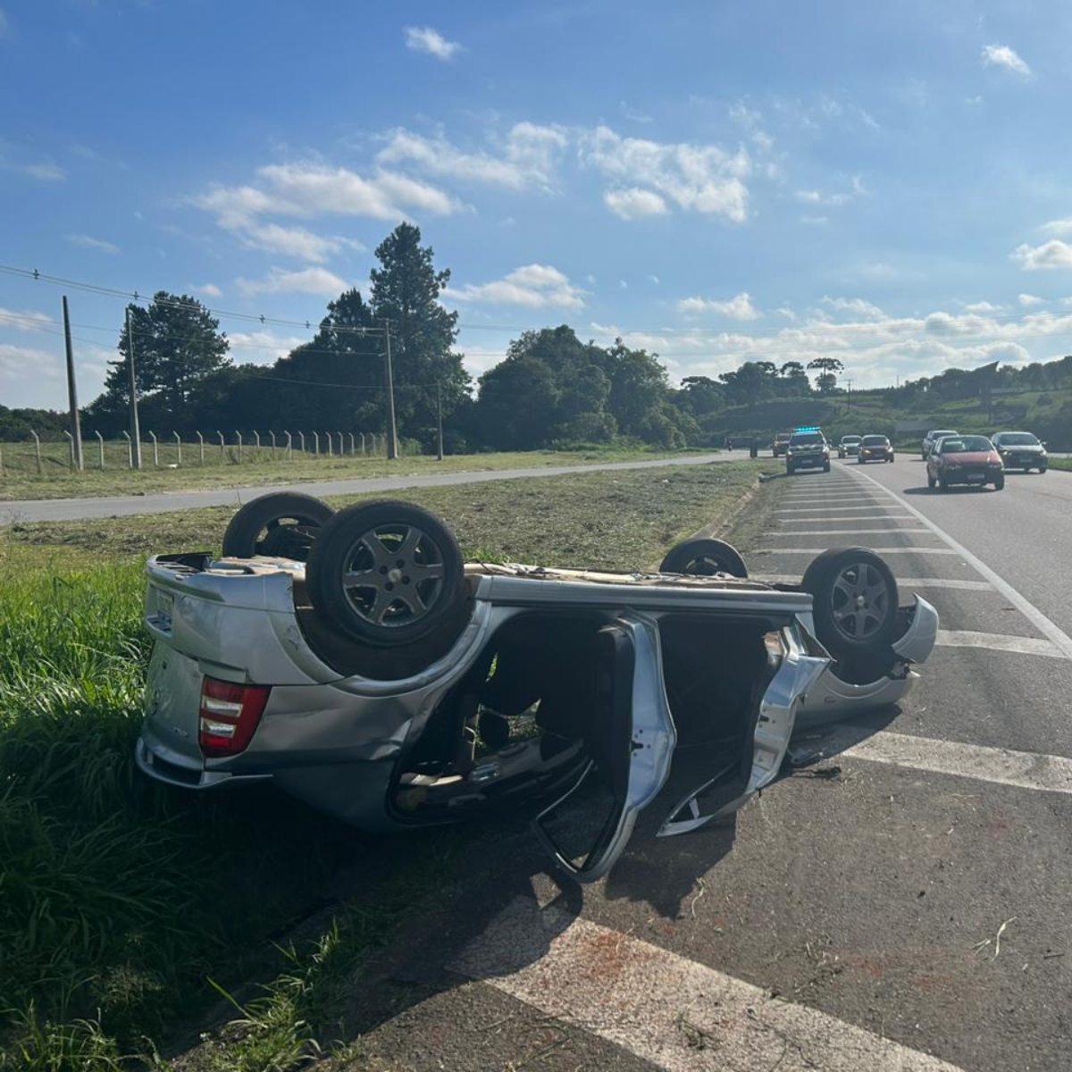 Motorista que voltava do interior de SP capota na BR-277