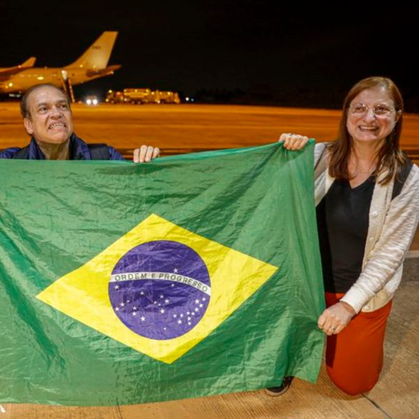 O governo israelense autorizou o envio de dois aviões do Brasil para o resgate de cidadãos do País na segunda-feira (9).