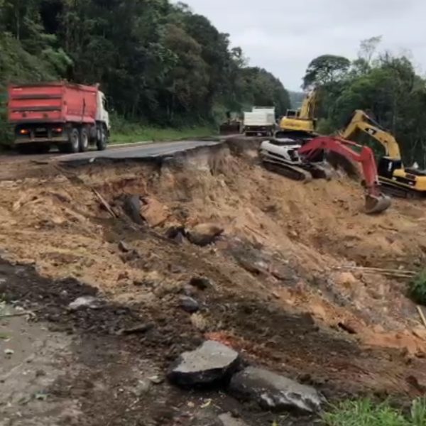 br-476 - asfalto cedeu - temporais - recuperação