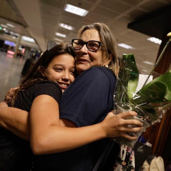 Avião com 211 brasileiros resgatados em Israel chega ao Brasil