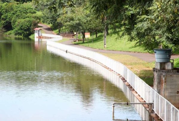 lago em parque