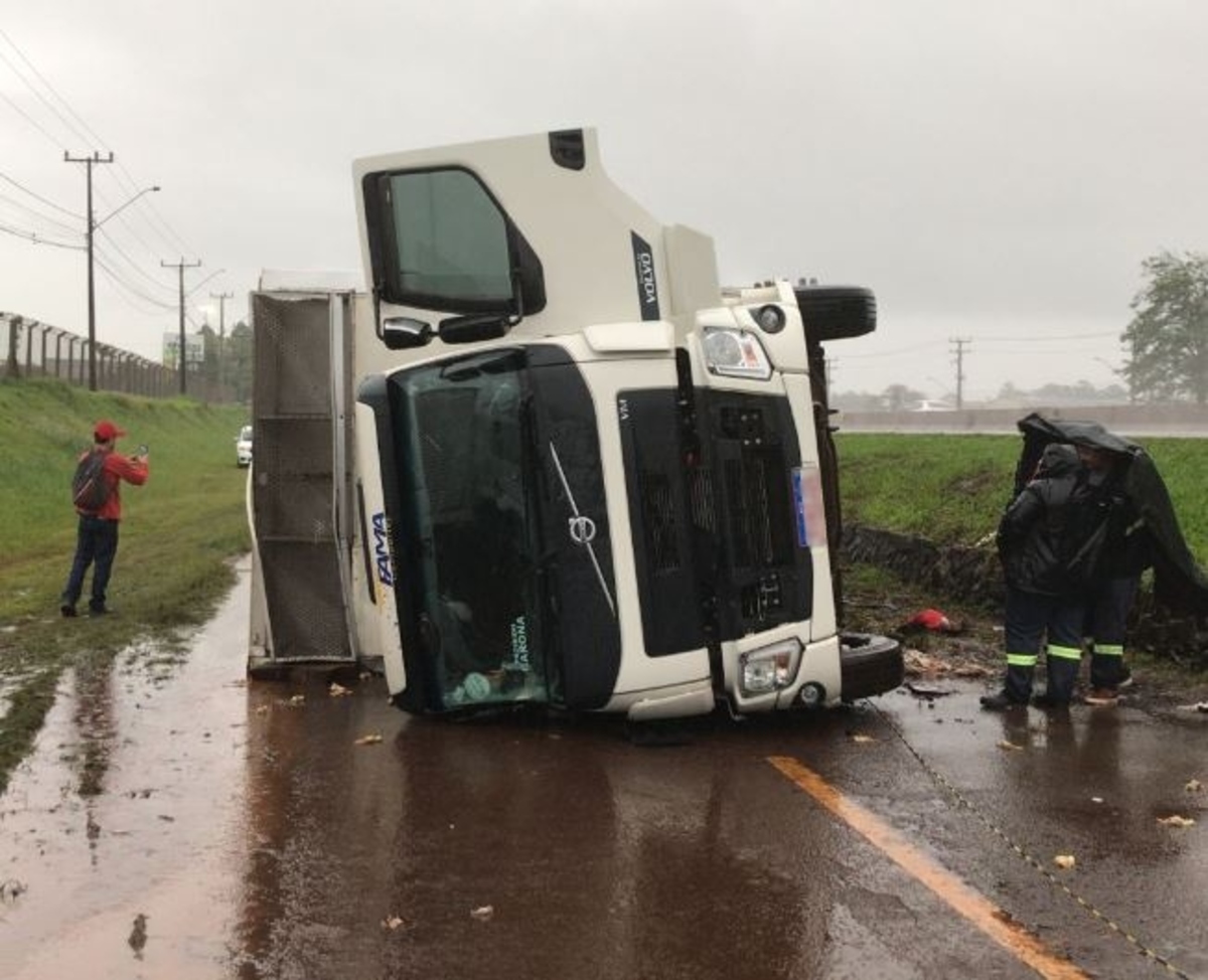 Duas pessoas ficam feridas em batida na marginal da BR 277