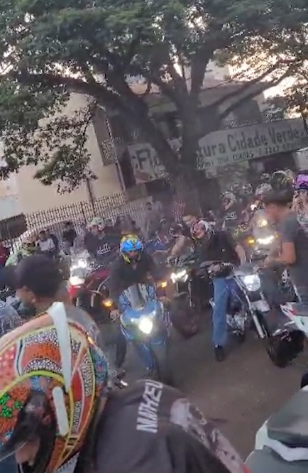  motociclistas reunidos 