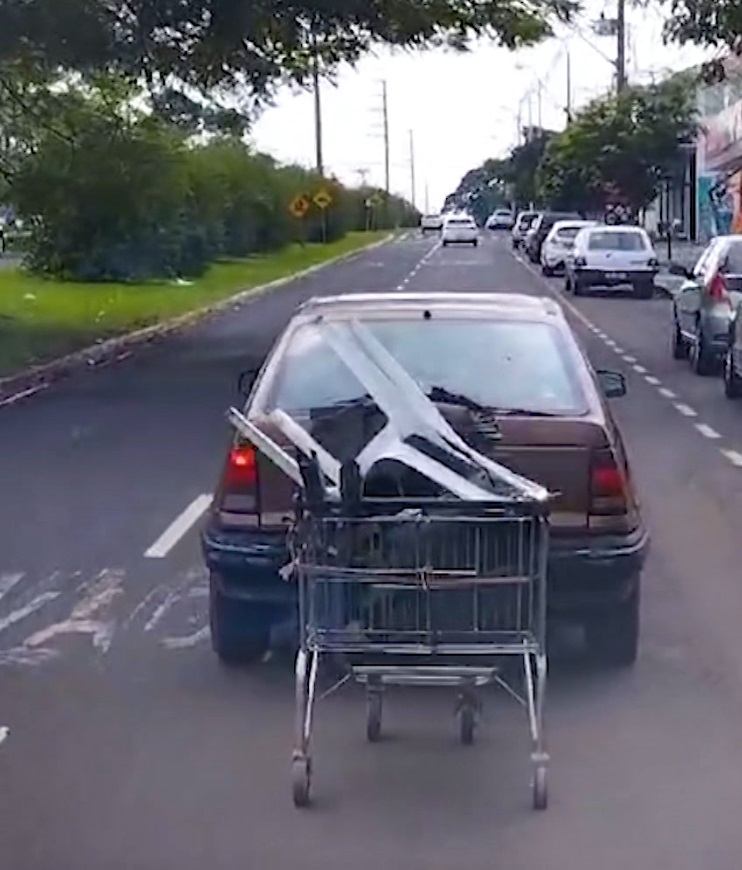 Carrinho de supermercado ‘pega carona’ com veículo em avenida do Paraná; vídeo