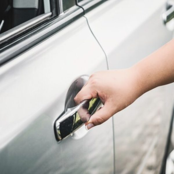 Casal é flagrado tendo relações sexuais em carro com porta aberta